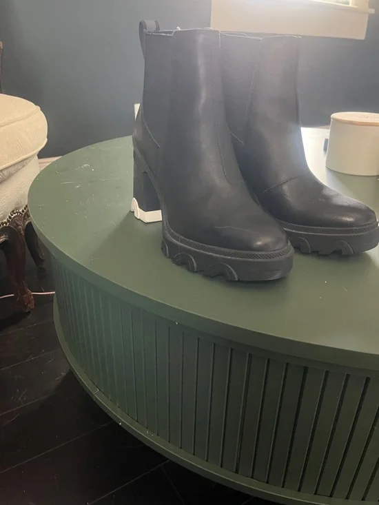 Sorel Black Lug-Heel Chelsea Ankle Boots - Picture 1 of 3